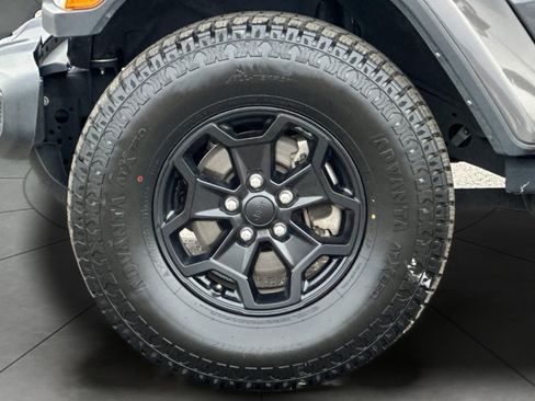 Used 2021 Jeep Gladiator Willys image 25