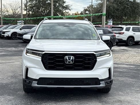 New 2025 Honda Pilot Touring image 3