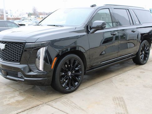 Used 2025 Cadillac Escalade ESV Sport Platinum w/ LPO, ONYX Package image 3