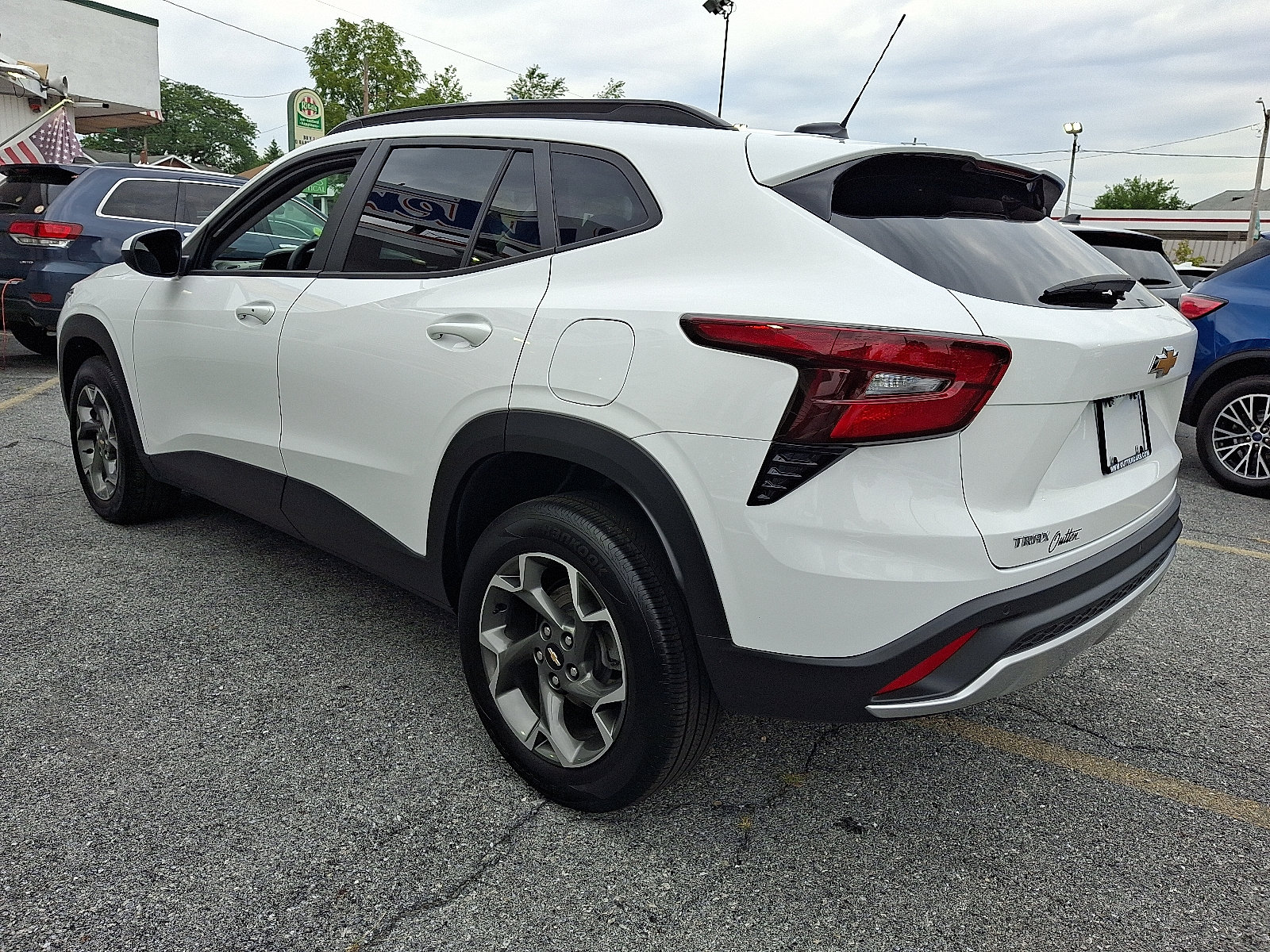 Used 2024 Chevrolet Trax LT w/ Driver Confidence Package FWD image 2