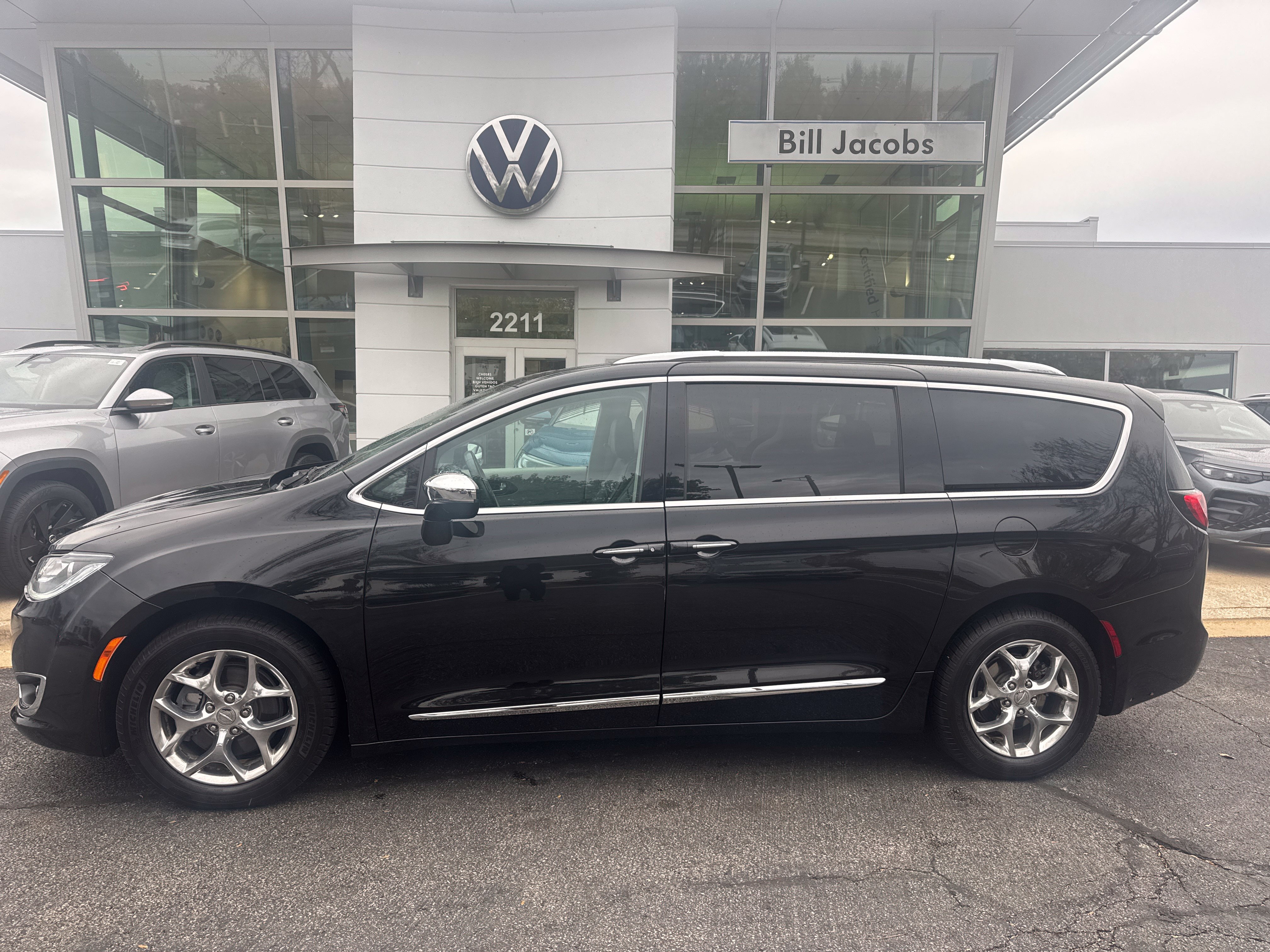 Used 2017 Chrysler Pacifica Limited FWD image 3