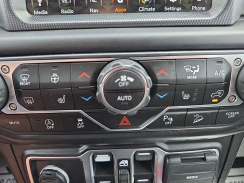 Used 2019 Jeep Wrangler Unlimited Sahara w/ Uconnect 4C Nav & Sound Group AWD/4WD image 25