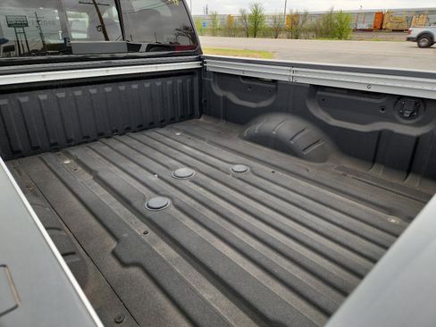 Used 2024 Nissan Titan SV w/ SV Convenience Package image 8