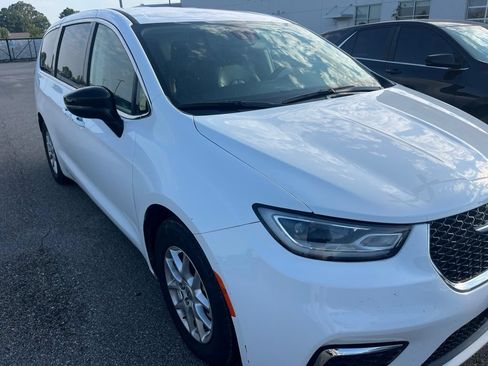 Used 2024 Chrysler Pacifica Touring-L FWD image 2