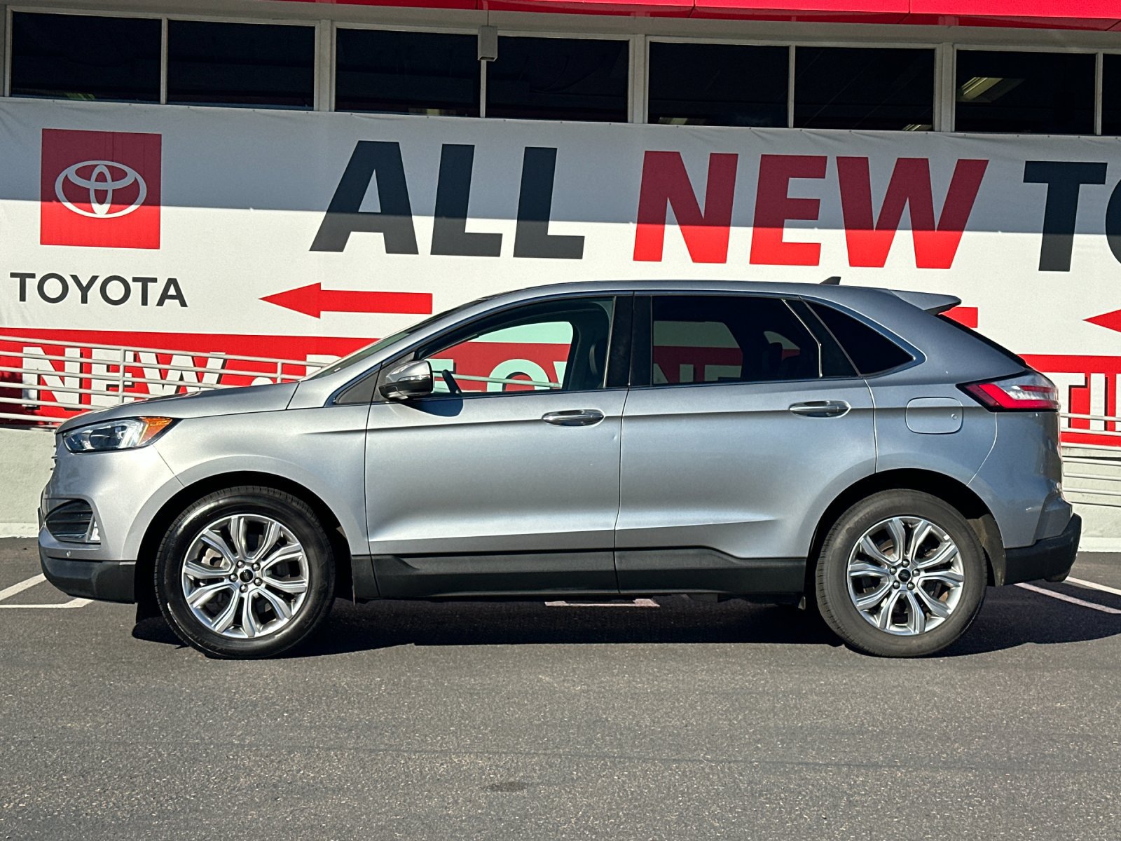 Used 2024 Ford Edge Titanium AWD/4WD image 2