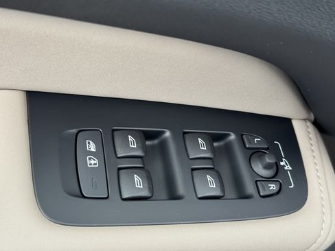 New 2026 Volvo XC60 B5 Core w/ Protection Package image 17