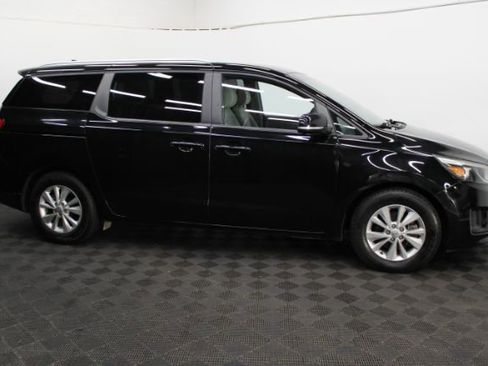 Used 2016 Kia Sedona LX w/ LX Convenience Package image 5