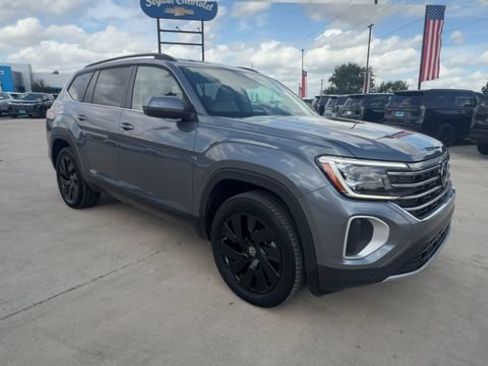 Used 2025 Volkswagen Atlas SE FWD image 2
