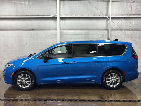 New 2026 Chrysler Pacifica Limited w/ Uconnect Theater Family Group FWD image 40