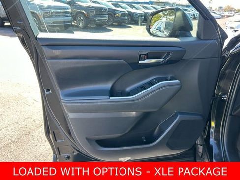 Used 2022 Toyota Highlander XLE image 12