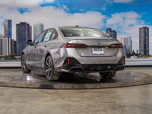 New 2026 BMW 550e xDrive w/ Premium Package image 9