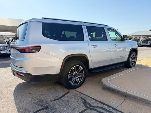 Used 2024 Jeep Wagoneer L Series II w/ Flexible Seating Group AWD/4WD image 4