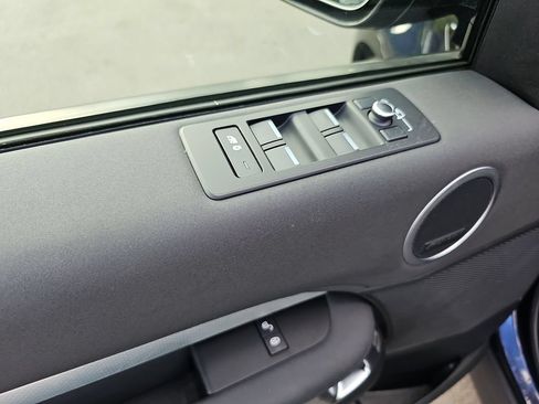 Used 2020 Land Rover Discovery Landmark AWD/4WD image 18