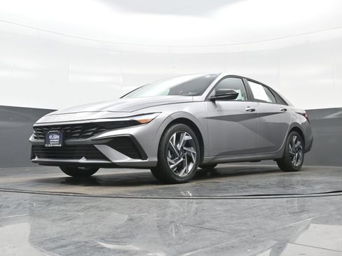 Certified 2025 Hyundai Elantra Sport image 25