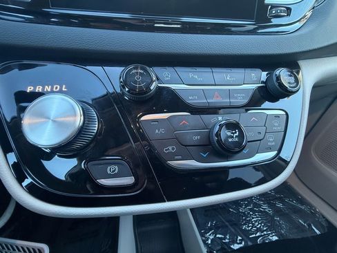 Used 2024 Chrysler Pacifica Touring-L image 25