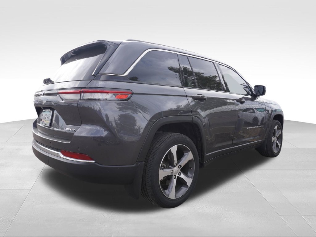 Used 2023 Jeep Grand Cherokee Limited w/ Luxury Tech Group II AWD/4WD image 4