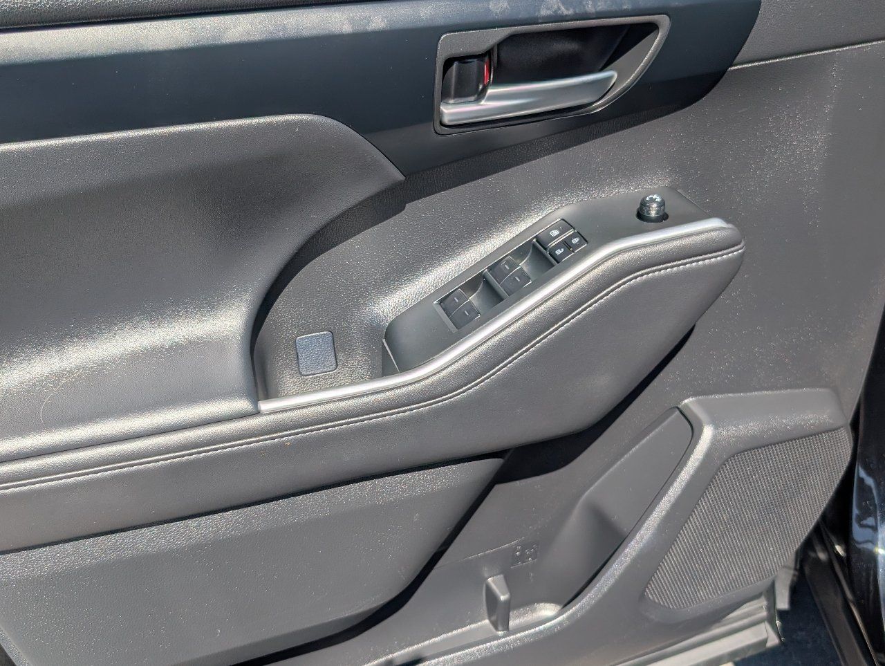 Used 2025 Toyota Highlander XLE FWD image 16