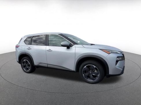 Used 2025 Nissan Rogue SV FWD image 2