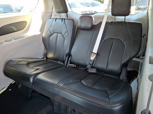 Used 2023 Chrysler Pacifica Touring-L FWD image 11