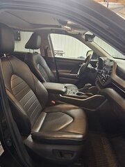 Used 2020 Toyota Highlander XLE AWD/4WD image 6