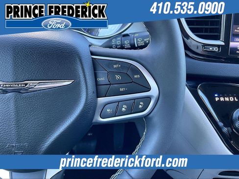 Used 2024 Chrysler Pacifica Touring-L image 17