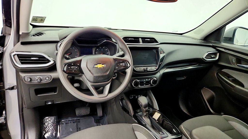 Used 2023 Chevrolet TrailBlazer LT w/ Convenience Package AWD/4WD image 12