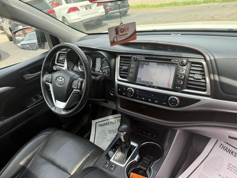 Used 2019 Toyota Highlander XLE AWD/4WD image 13