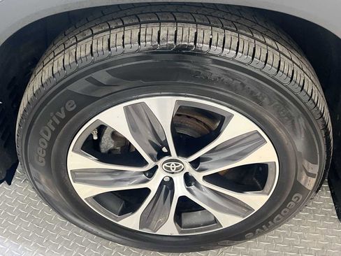 Used 2020 Toyota Highlander XLE image 10