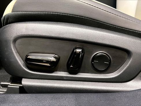 Used 2025 Lexus ES 300h w/ Premium Package image 34