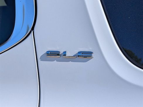 Used 2021 GMC Acadia SLE image 8