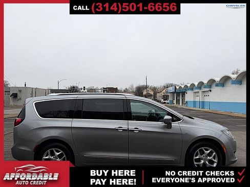 Used 2017 Chrysler Pacifica Touring-L Plus image 6
