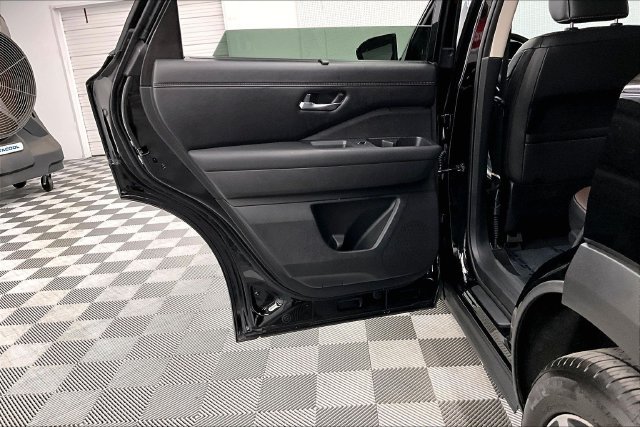 Used 2025 Nissan Pathfinder Platinum AWD/4WD image 23