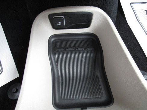 Used 2023 Chrysler Pacifica Touring-L FWD image 23