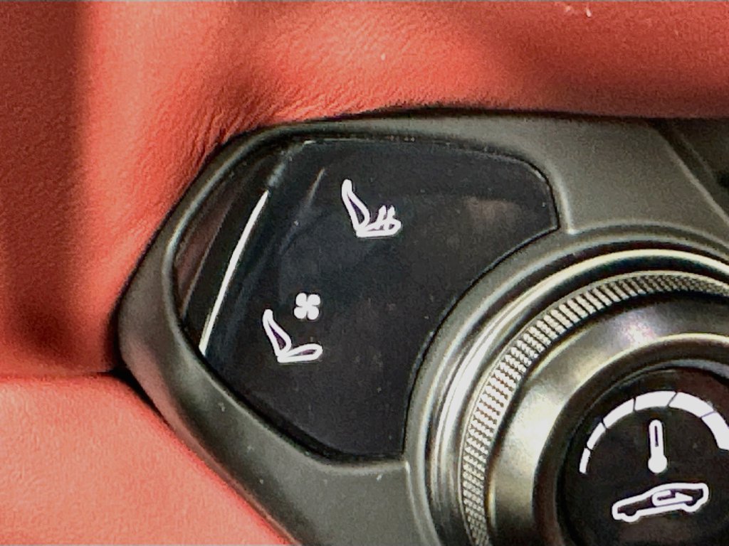 Used 2022 Aston Martin V8 Vantage Roadster RWD image 19
