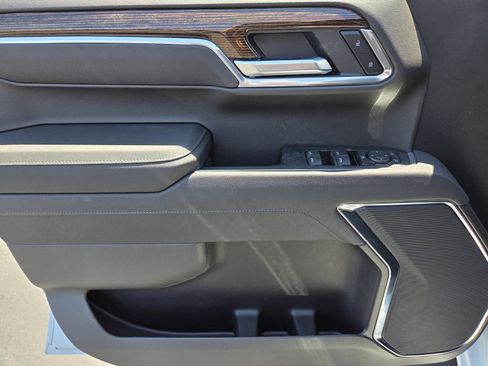 New 2025 GMC Sierra 1500 Elevation image 9