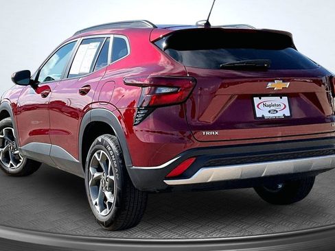 Used 2025 Chevrolet Trax LT FWD image 14