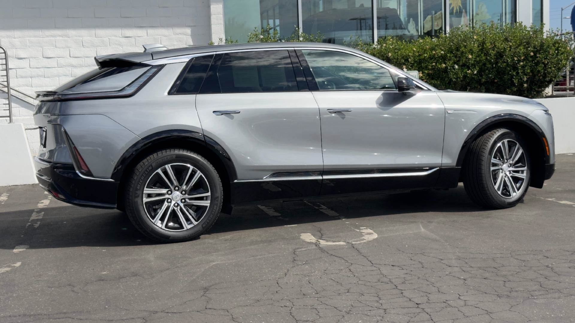 Certified 2024 Cadillac Lyriq Luxury AWD/4WD image 4
