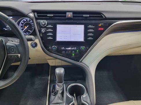 Used 2018 Toyota Camry XLE FWD image 19