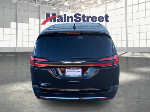 Used 2024 Chrysler Pacifica Touring-L image 4