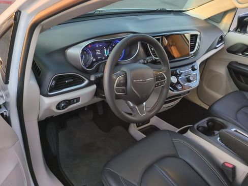 Used 2024 Chrysler Pacifica Touring-L FWD image 10