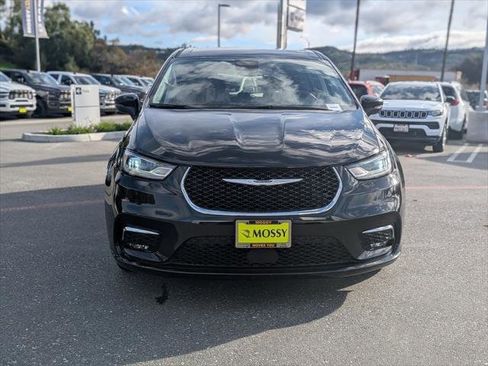 Certified 2023 Chrysler Pacifica Touring-L image 9