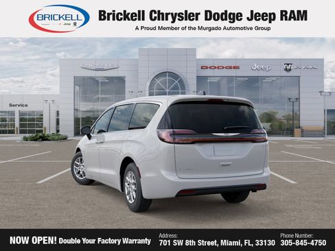 New 2026 Chrysler Pacifica Select image 3