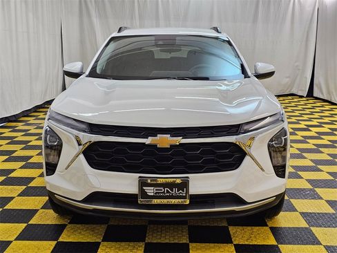 Used 2025 Chevrolet Trax LT image 8