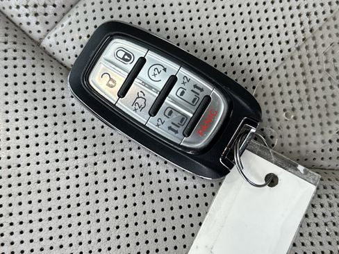 Used 2019 Chrysler Pacifica Limited image 35