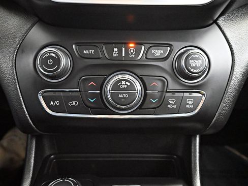 Used 2019 Jeep Cherokee Limited image 17