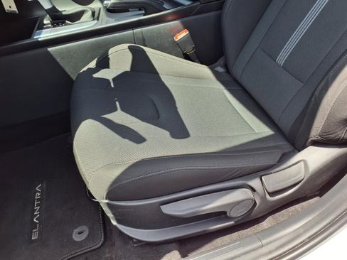 Used 2025 Hyundai Elantra SE image 14