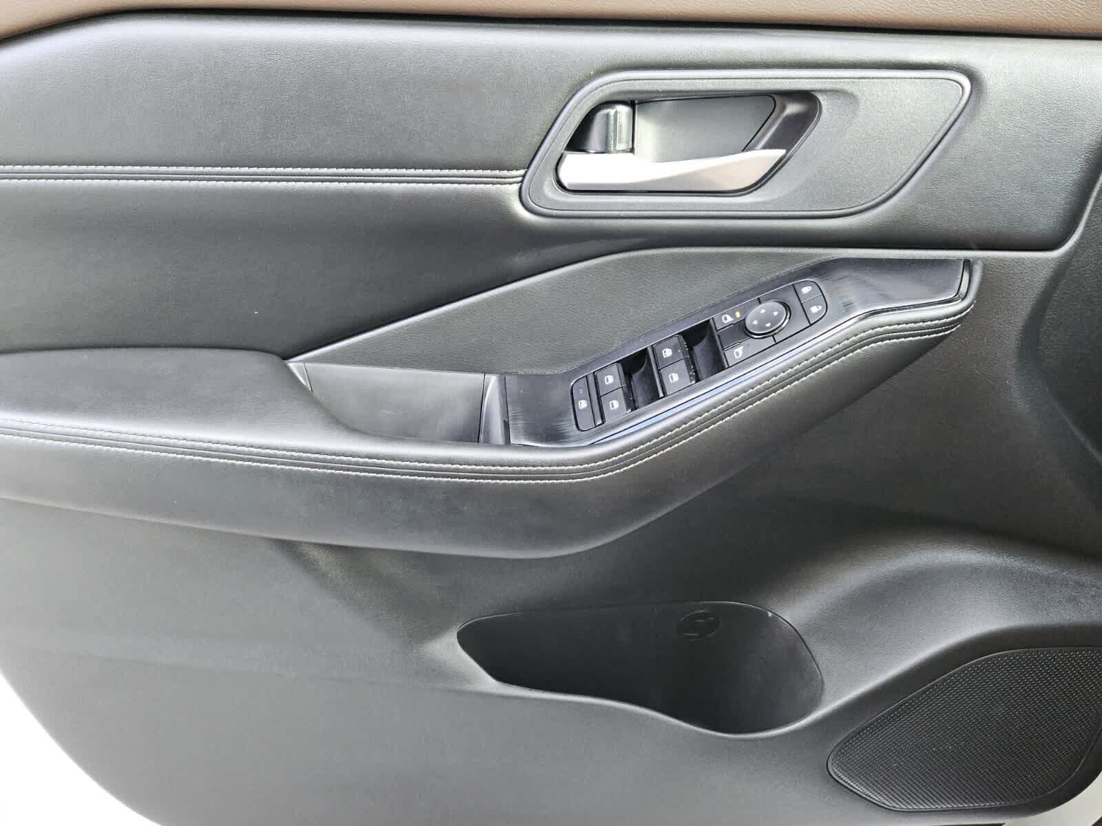 Used 2023 Nissan Rogue SV w/ SV Premium B Package FWD image 16
