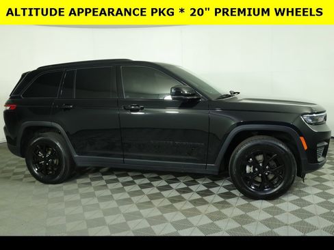 Used 2023 Jeep Grand Cherokee Altitude image 8