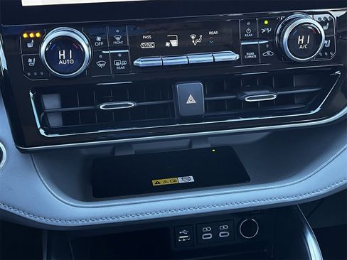 Used 2024 Toyota Highlander Limited image 18