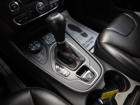 Used 2019 Jeep Cherokee Trailhawk image 17